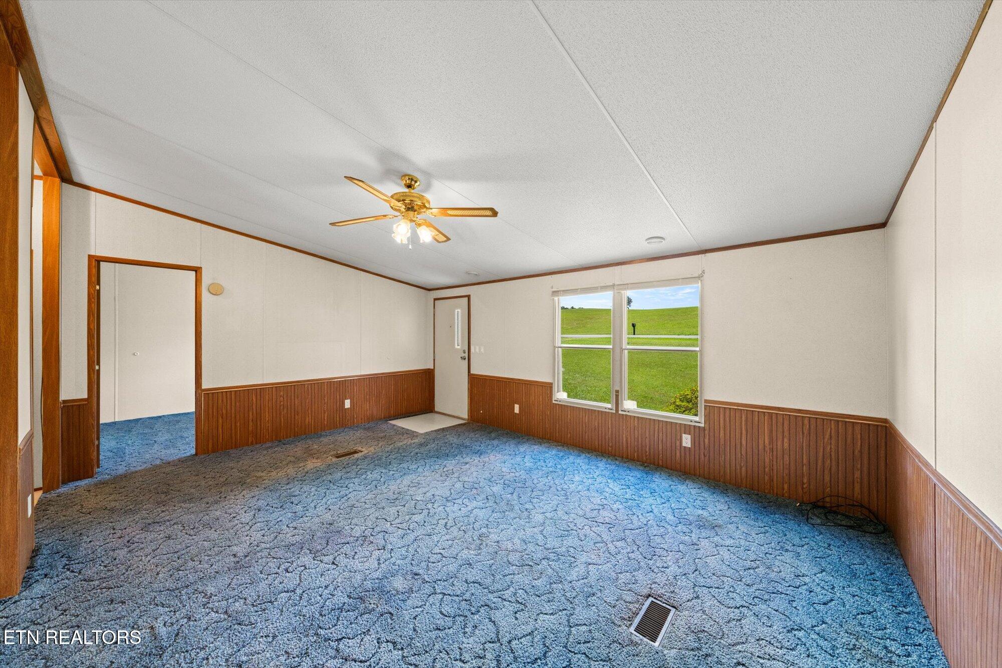 2764 Roberts Road Kodak, TN 37764 - Photo 7 of 29 Living room