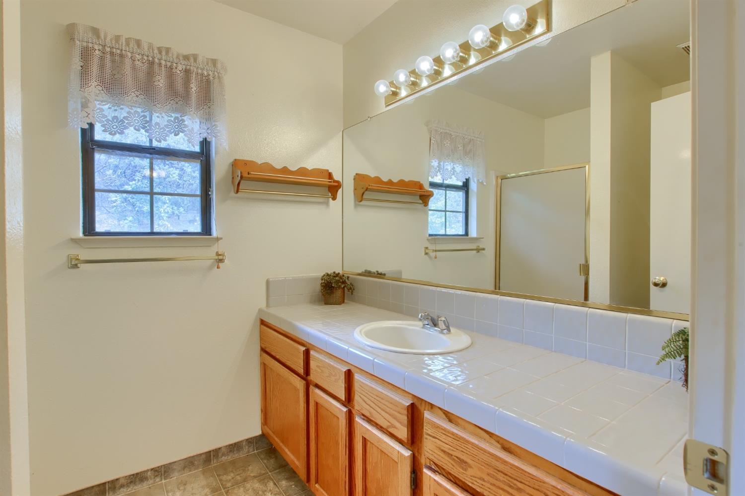 40502 Saddleback Road Bass Lake, CA 93604 - Photo 23 of 34 Master Bath Upper Level