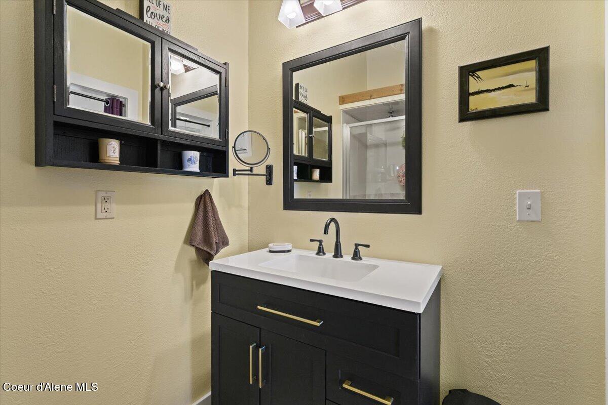 7497 East Forest View Road Athol, ID 83801 - Photo 17 of 55 Primary suite full bathroom