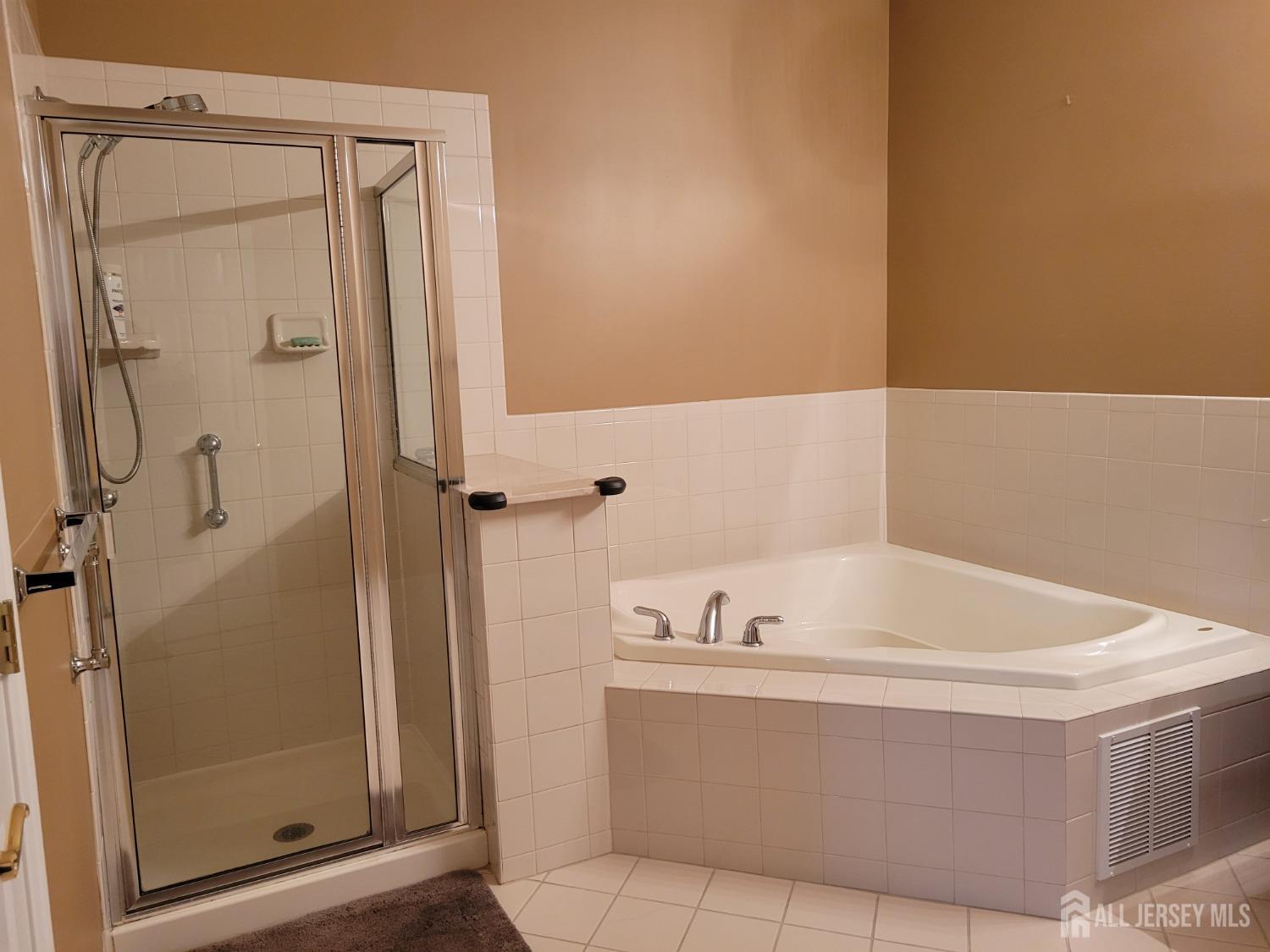 100 Middlesex Boulevard, Unit 341 Plainsboro, NJ 08536 - Photo 15 of 16 a bathroom with a tub and shower