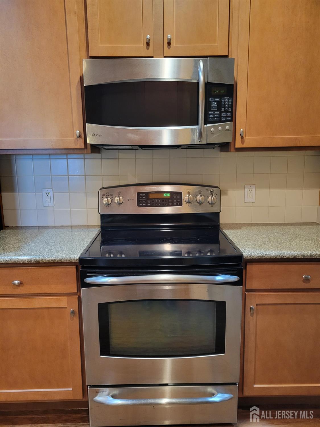100 Middlesex Boulevard, Unit 341 Plainsboro, NJ 08536 - Photo 4 of 16 a stove top oven sitting inside of a kitchen