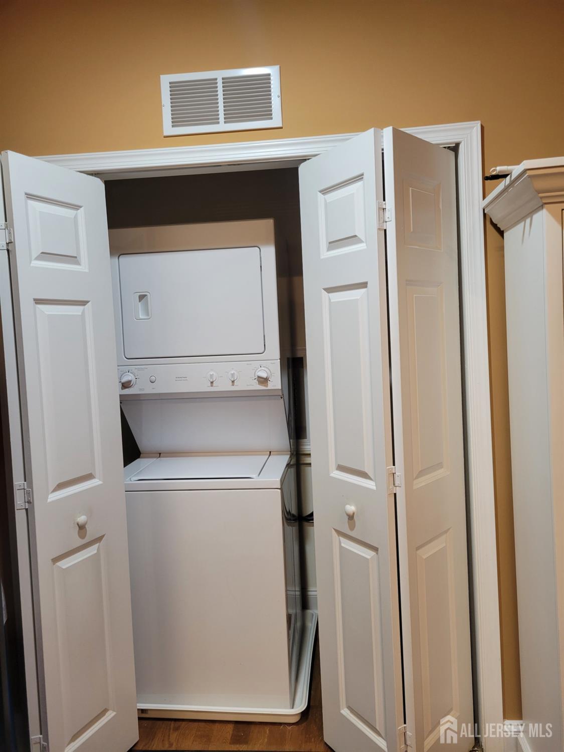 100 Middlesex Boulevard, Unit 341 Plainsboro, NJ 08536 - Photo 6 of 16 a utility room with dryer and washer