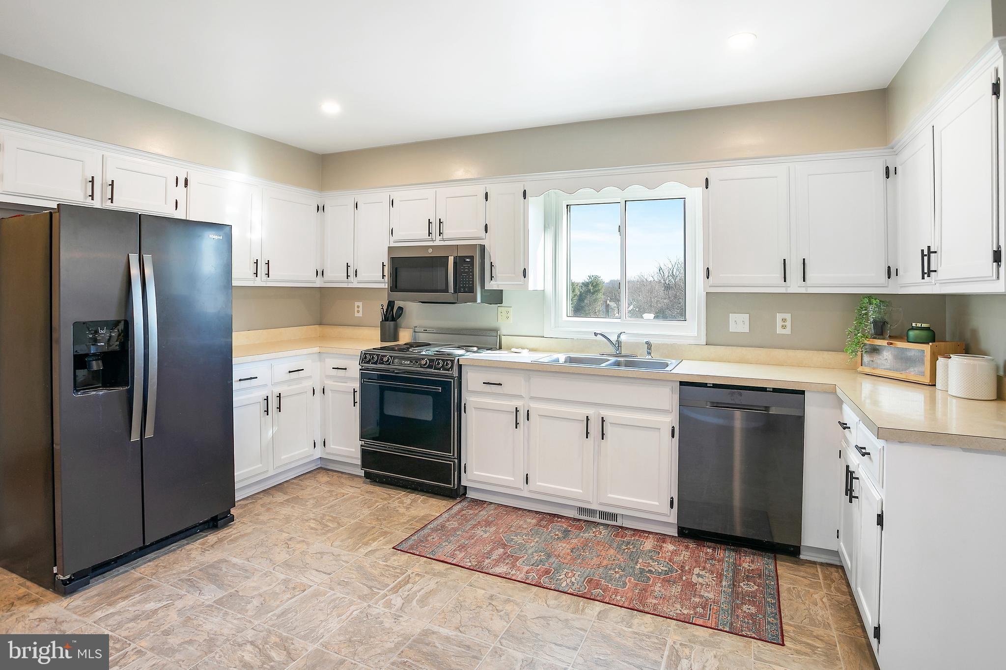 11946 Ropp Lane Lovettsville, VA 20180 - Photo 10 of 48 a kitchen with stainless steel appliances granite countertop a refrigerator stove and sink