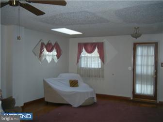 12034 Millbrook Road Philadelphia, PA 19154 - Photo 2 of 6 Living Room