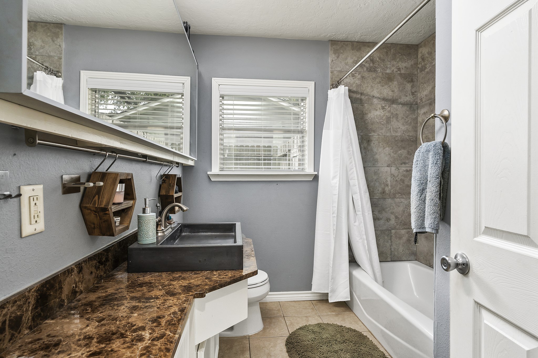 1034 Nashua Street Houston, TX 77008 - Photo 13 of 19 a bathroom with a tub and a window