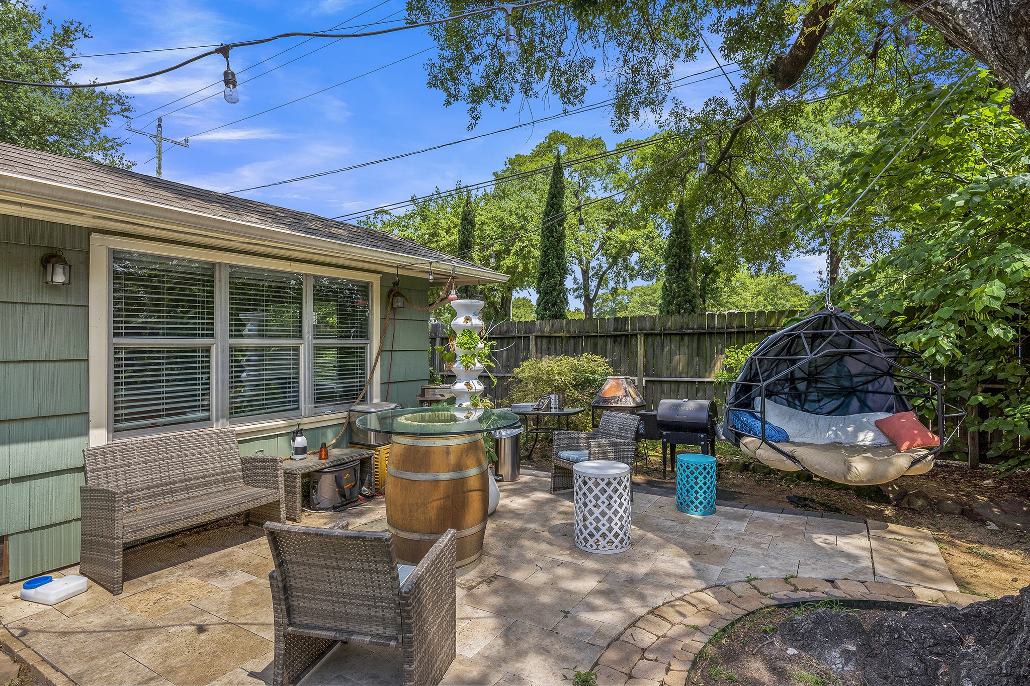 1034 Nashua Street Houston, TX 77008 - Photo 17 of 19 a view of a patio with table and chairs and potted plants