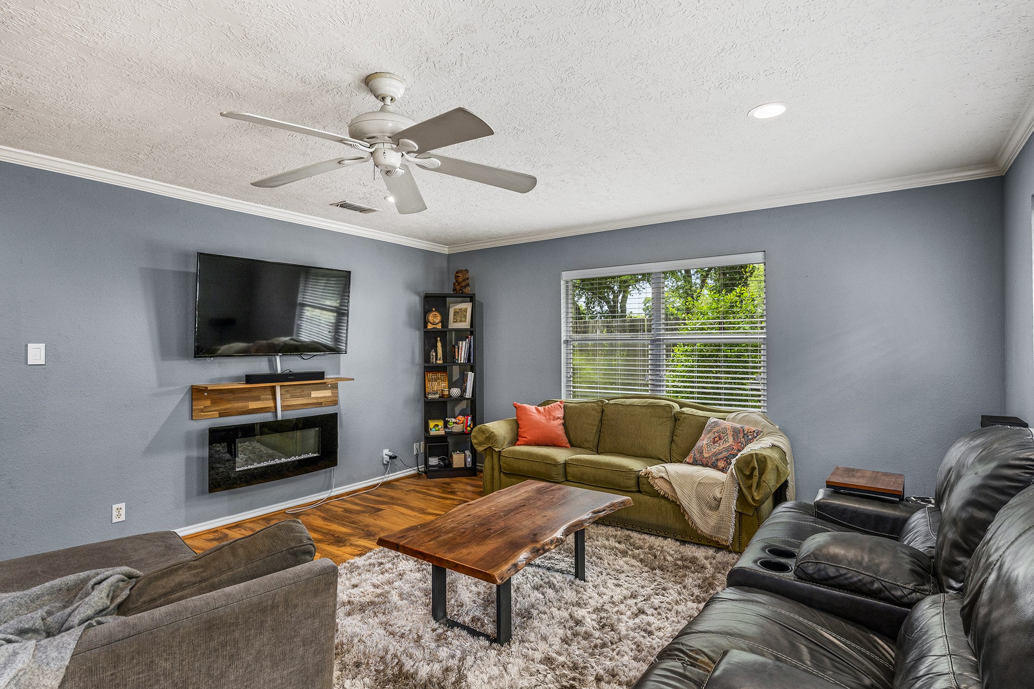 1034 Nashua Street Houston, TX 77008 - Photo 9 of 19 a living room with furniture and a flat screen tv