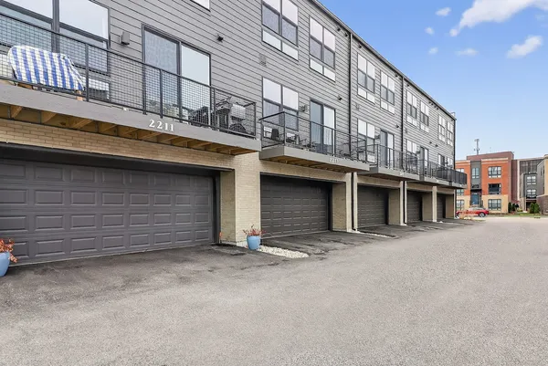 $3,600 | 2213 Venture Drive, Schaumburg, IL 60173