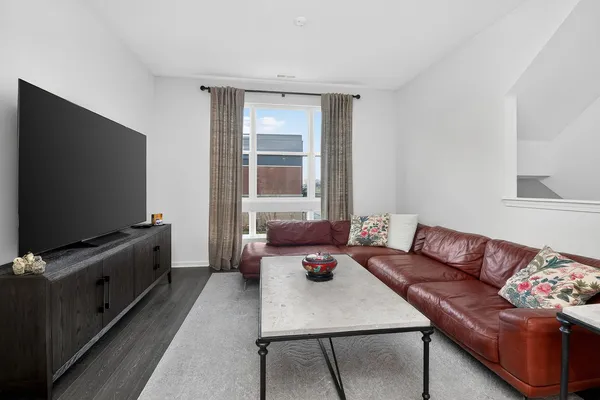 $3,600 | 2213 Venture Drive, Schaumburg, IL 60173