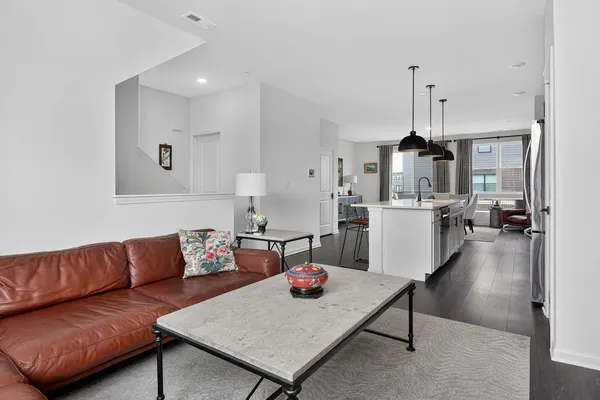 $3,600 | 2213 Venture Drive, Schaumburg, IL 60173