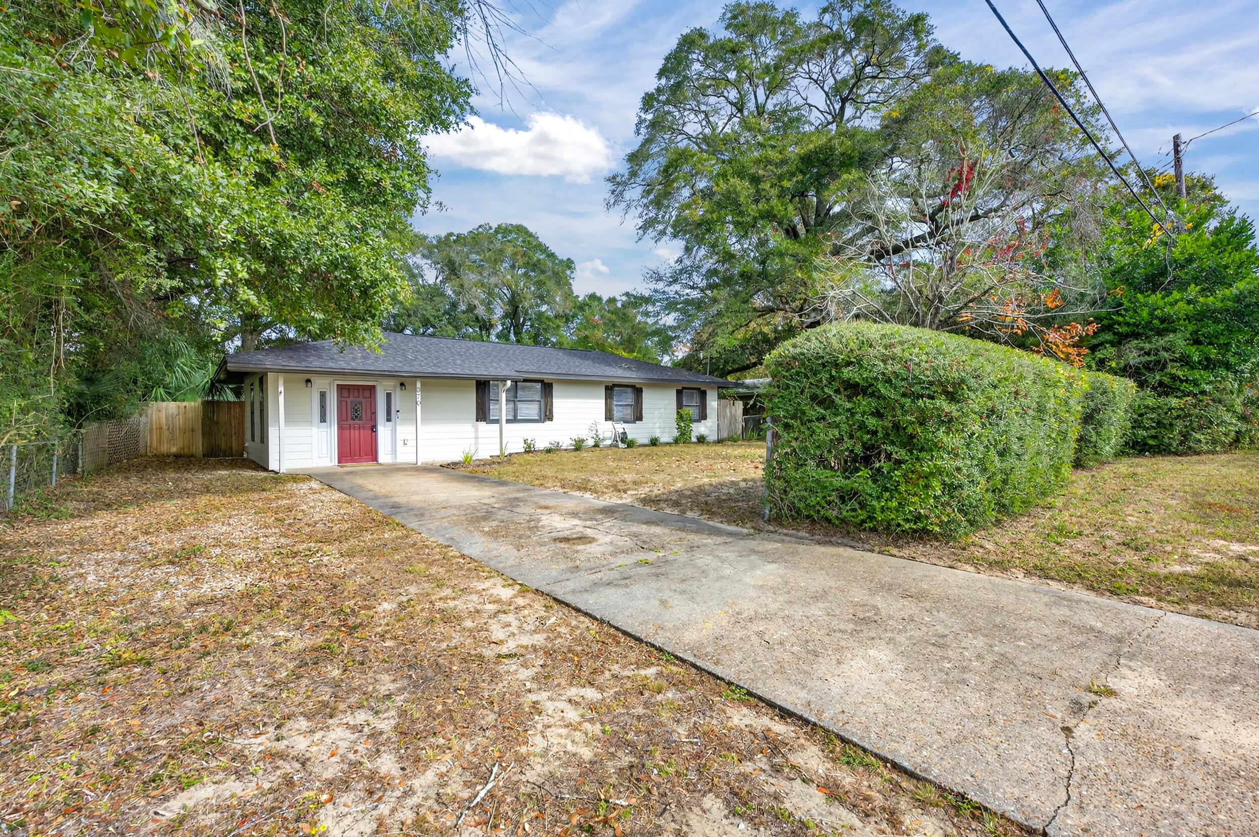370 Edge Avenue Valparaiso, FL 32580 - Photo 56 of 58 front view of a house with a yard