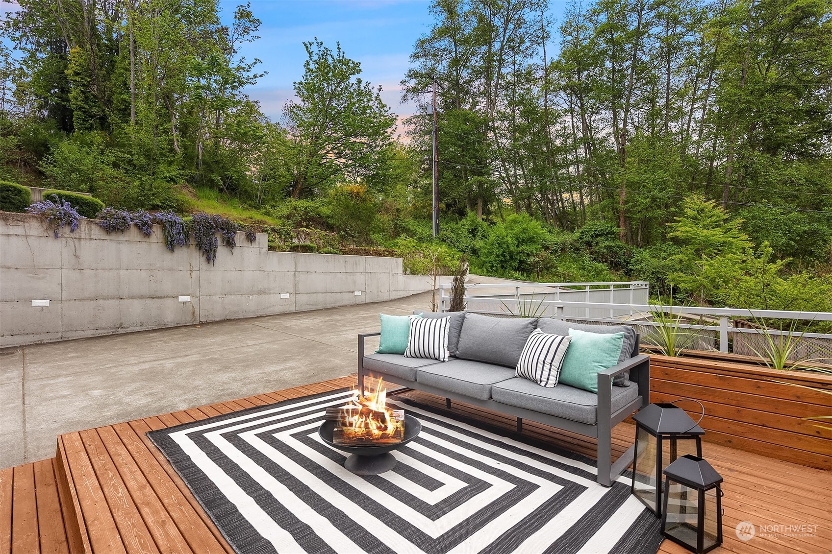 4312 West Cramer Street Seattle, WA 98199 - Photo 36 of 40 a view of sitting area with furniture