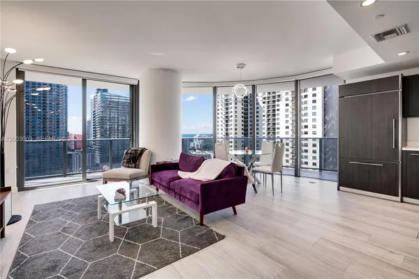 $6,000 | 45 Southwest 9th Street, Unit 2306, Miami, FL 33130