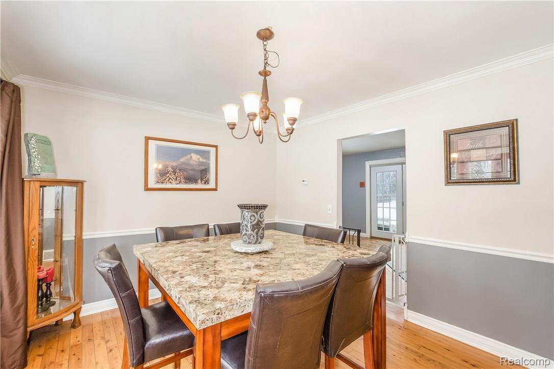 010-Dining_Room-5383548-large.jpg