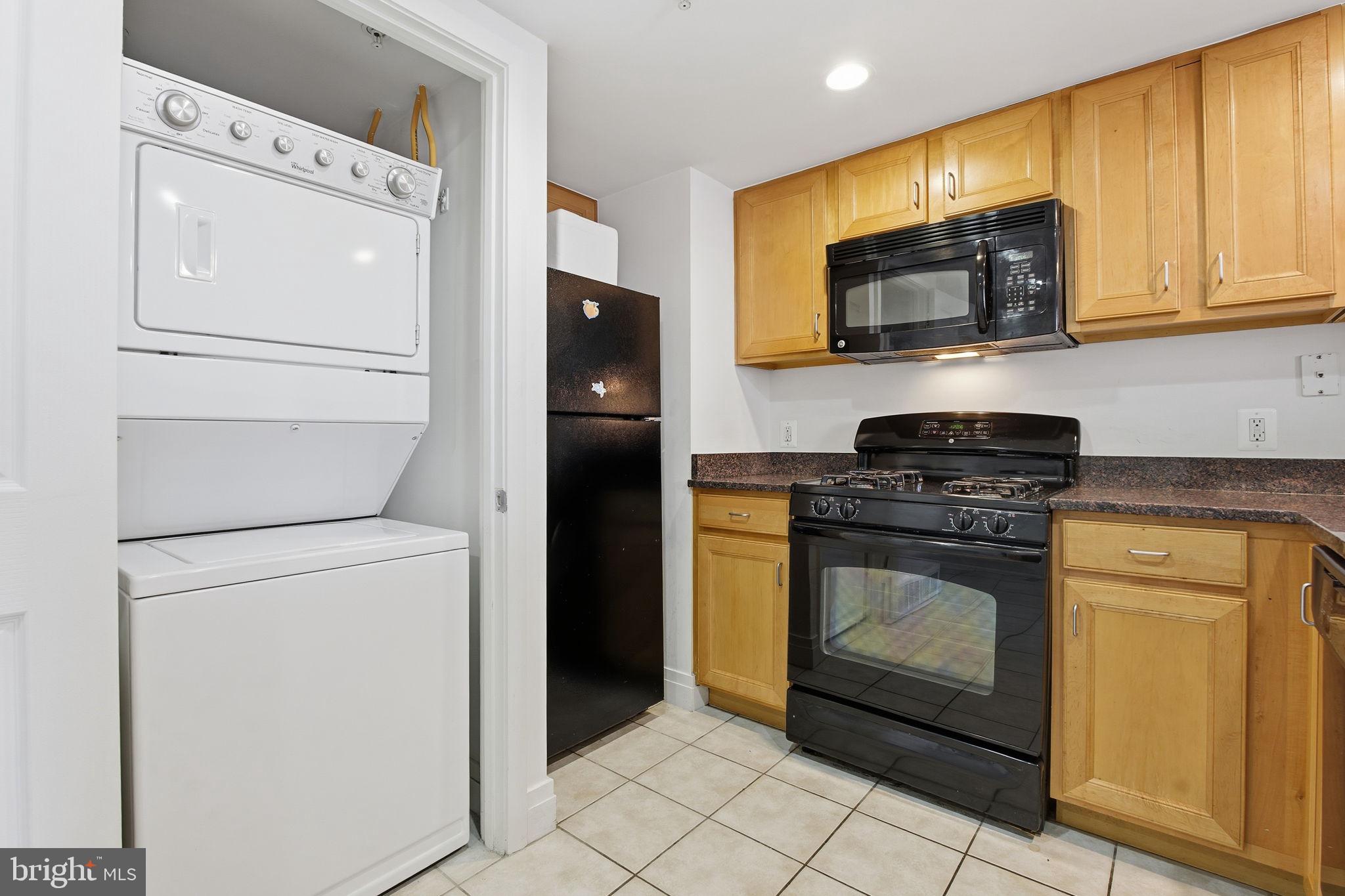 414 Water Street, Unit 1304 Baltimore, MD 21202 - Photo 11 of 24 a kitchen with a stove microwave and refrigerator