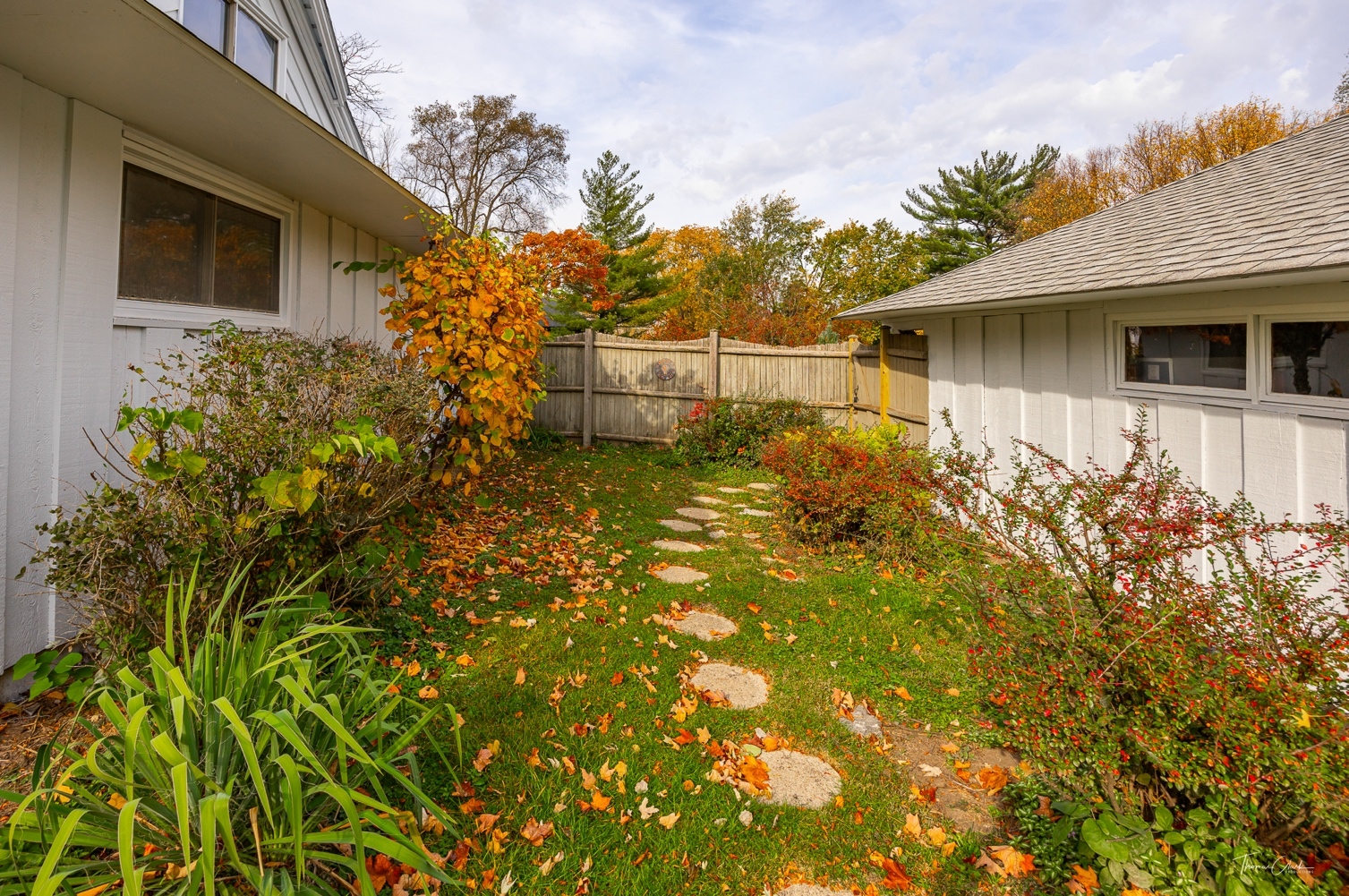 853 Cramer Court Willowbrook, IL 60527 - Photo 13 of 32 a backyard of a house with lots of green space