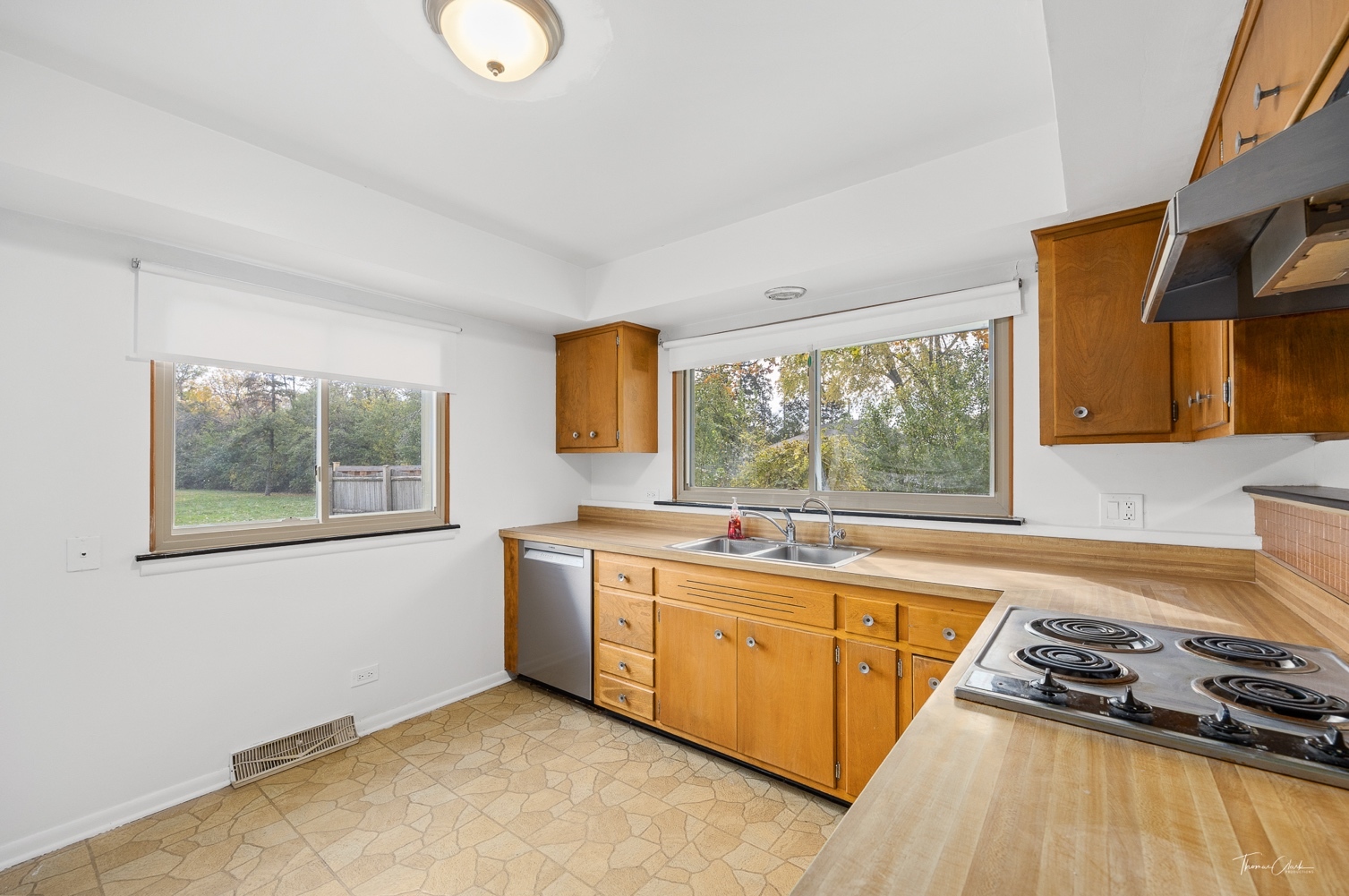 853 Cramer Court Willowbrook, IL 60527 - Photo 16 of 32 a kitchen that has a sink and a stove