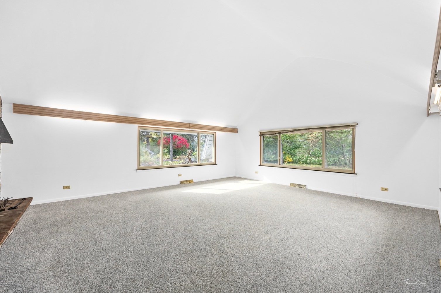 853 Cramer Court Willowbrook, IL 60527 - Photo 21 of 32 an empty room with windows