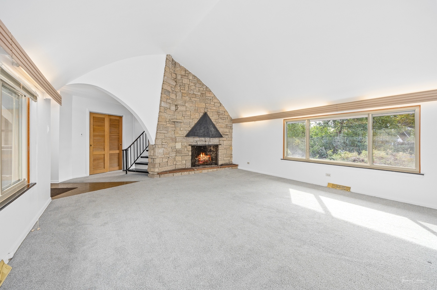 853 Cramer Court Willowbrook, IL 60527 - Photo 22 of 32 an empty room with windows