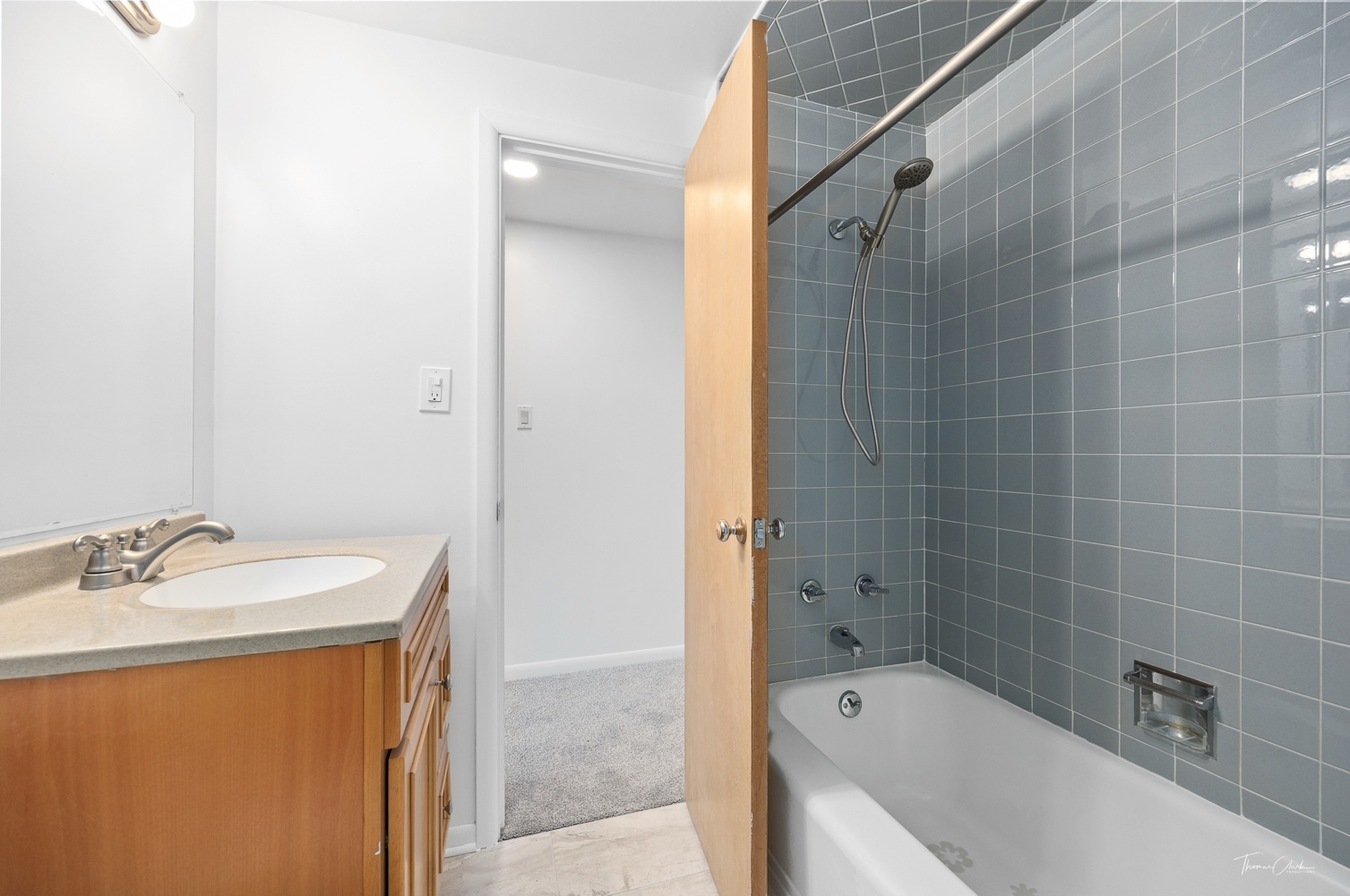 853 Cramer Court Willowbrook, IL 60527 - Photo 30 of 32 a bathroom with a bathtub and shower