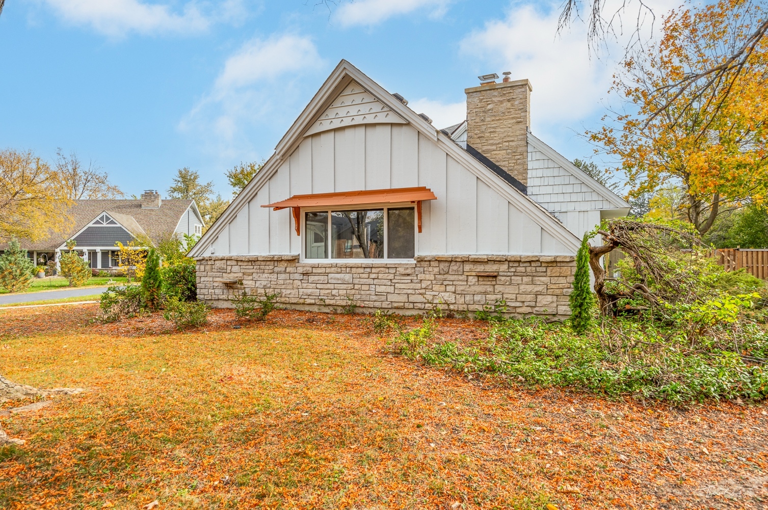 853 Cramer Court Willowbrook, IL 60527 - Photo 3 of 32 a front view of a house with a yard