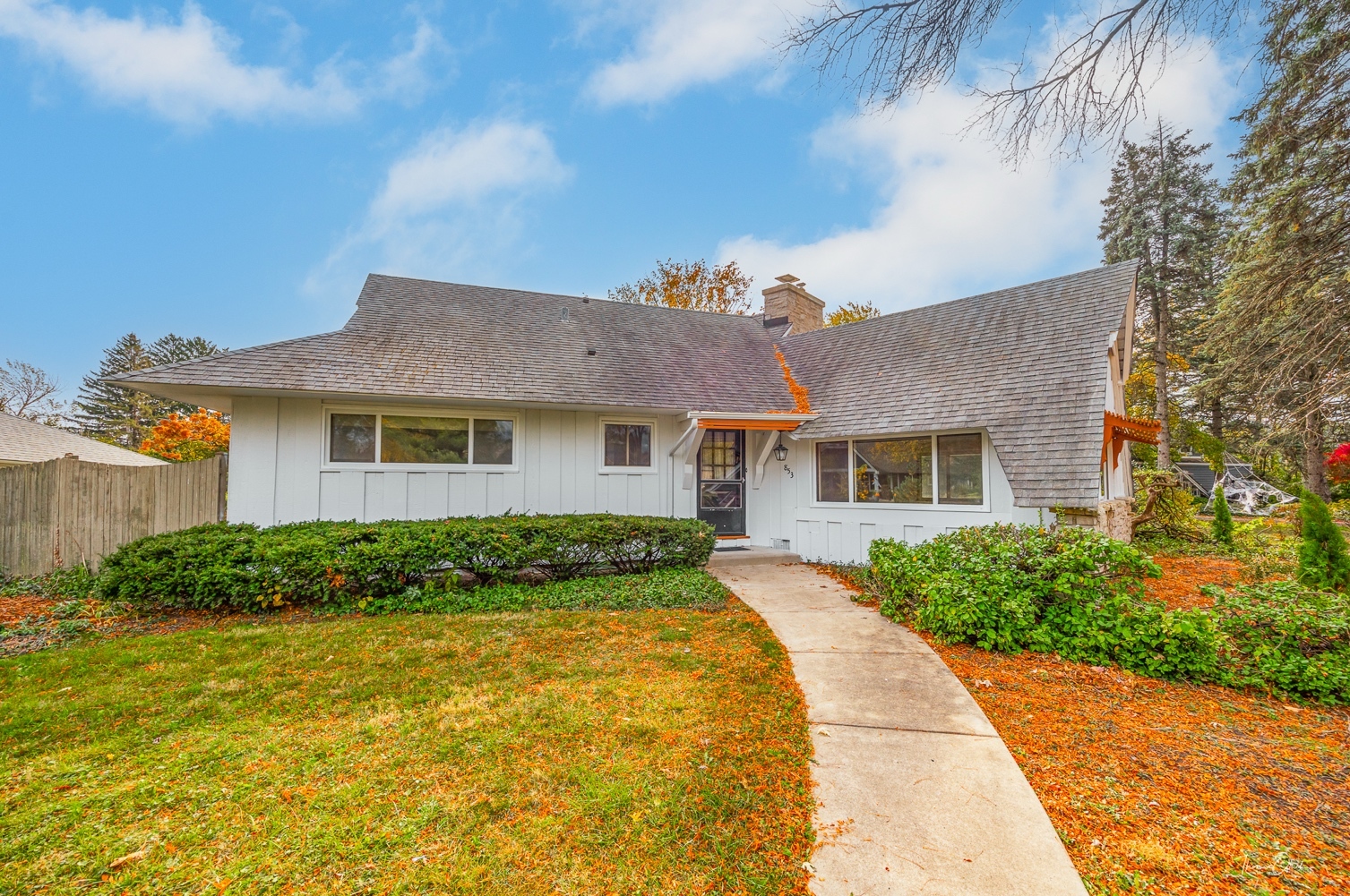 853 Cramer Court Willowbrook, IL 60527 - Photo 4 of 32 a front view of a house with garden