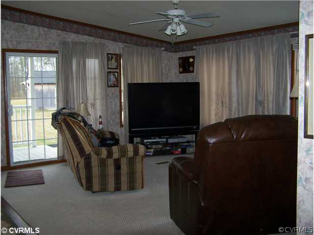 12316 Quaker Road Dinwiddie, VA 23841 - Photo 4 of 9 Living Room