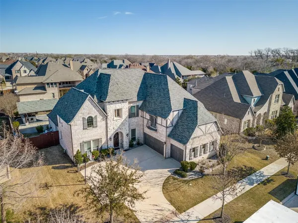 a view of multiple houses with a yard