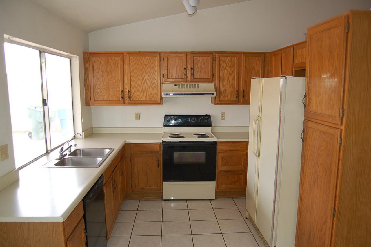 1634 East Darrel Road Phoenix, AZ 85042 - Photo 2 of 12 CLEAN & FUNCTIONAL KITCHEN