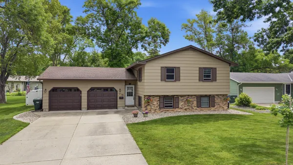 $310,000 | 715 Sunset Street Southwest, Hutchinson, MN 55350