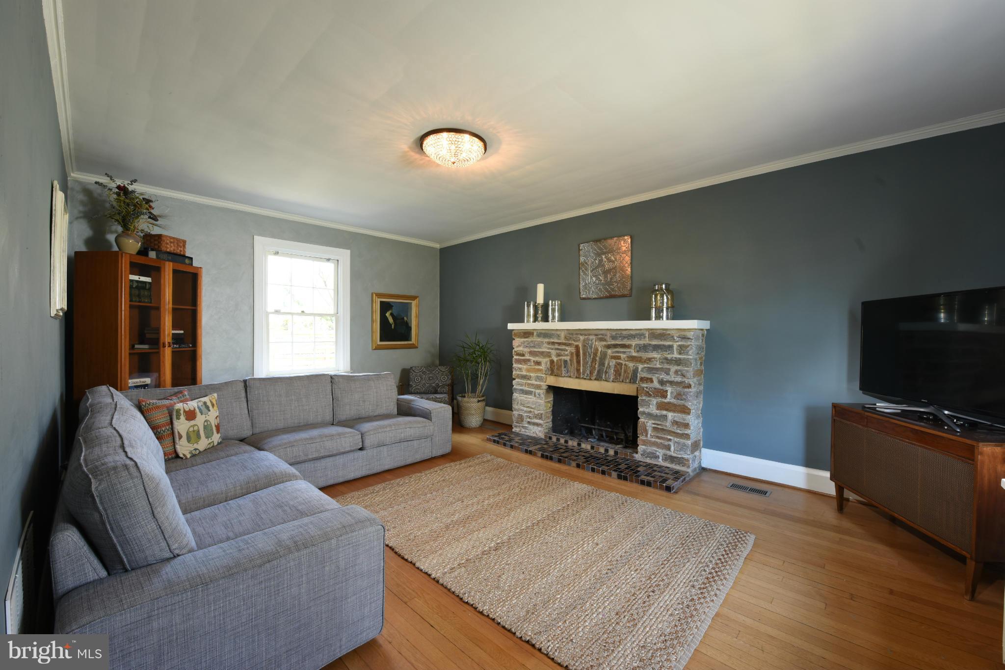 4308 Wendover Road Baltimore, MD 21218 - Photo 7 of 30 Living Room