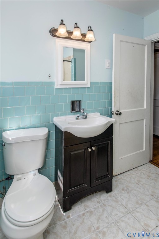 121 Lakeside Drive Colonial Heights, VA 23834 - Photo 16 of 28 a bathroom with a toilet sink and mirror