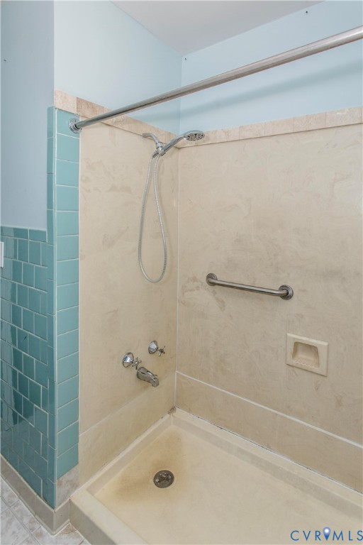 121 Lakeside Drive Colonial Heights, VA 23834 - Photo 17 of 28 a bathroom with a shower and a bathtub