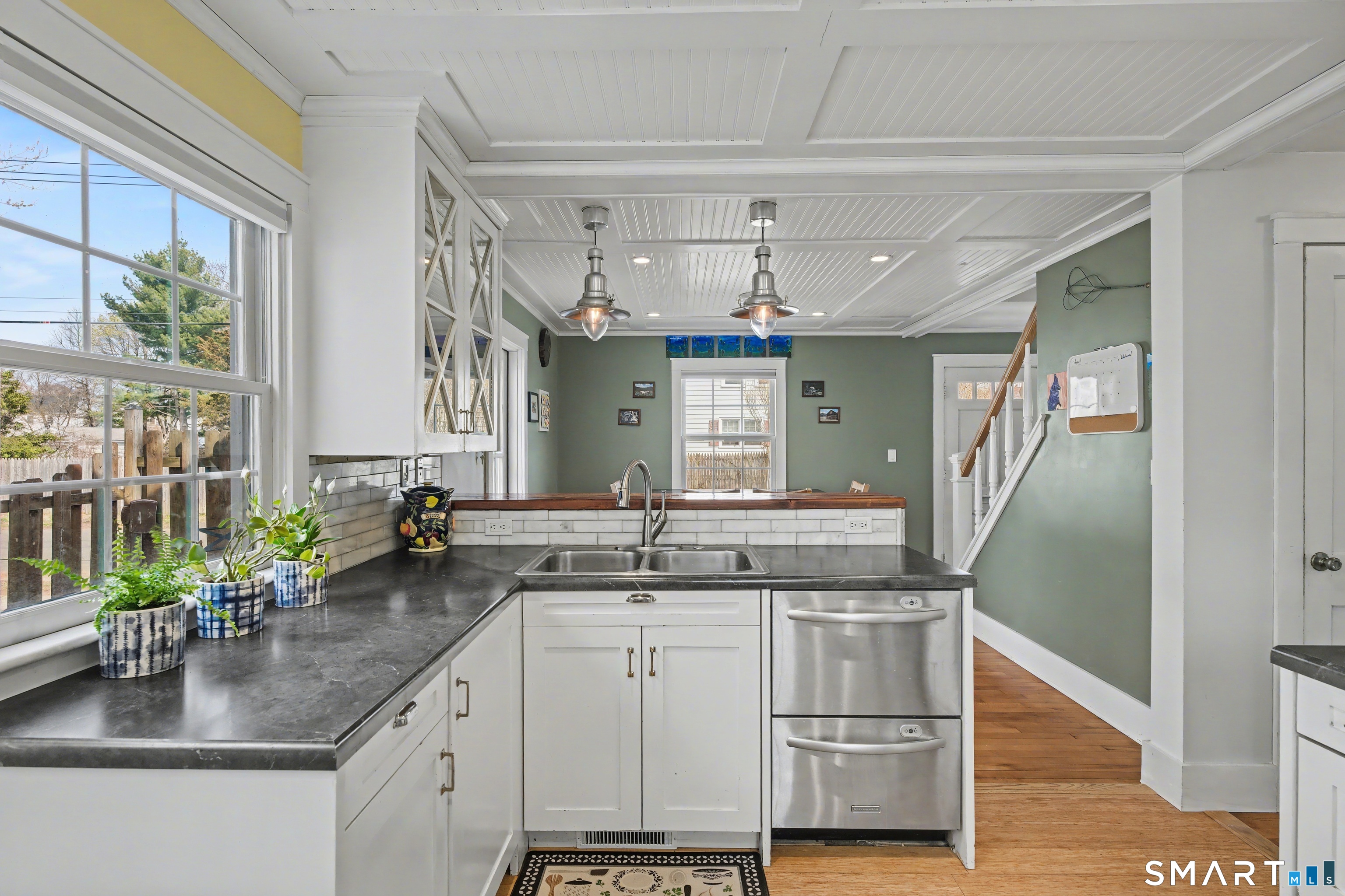 4 Dallas Street Hamden, CT 06514 - Photo 10 of 36