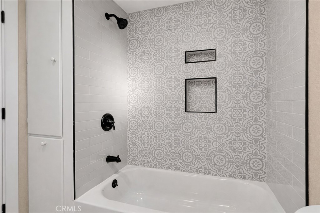 14695 Ocotilla Road Apple Valley, CA 92307 - Photo 10 of 16 a bathroom with a bathtub