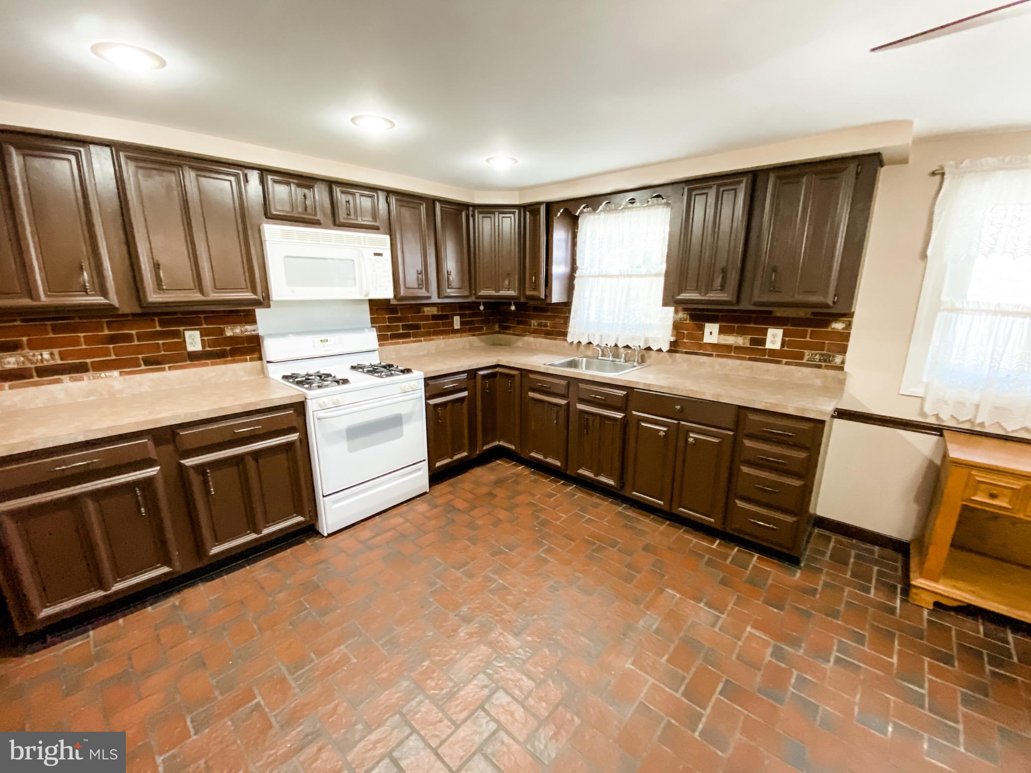 12602 Knights Road Philadelphia, PA 19154 - Photo 6 of 29 Gallery Image 6