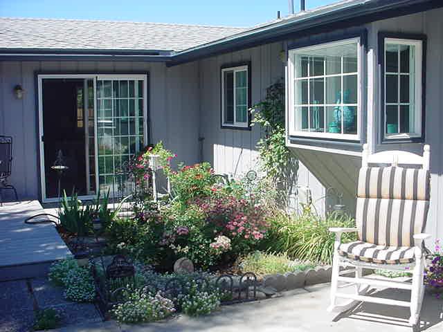 504 Meadowbrook Road Yakima, WA 98903 - Photo 2 of 18 front view of a house with a garden