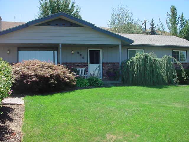 504 Meadowbrook Road Yakima, WA 98903 - Photo 10 of 18 a front view of a house with garden