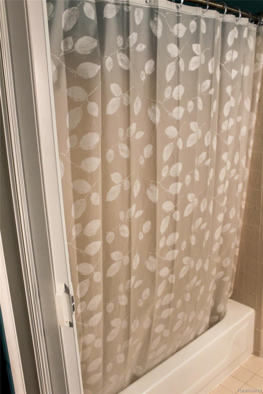 1462 Knights Ridge Court Rochester, MI 48306 - Photo 24 of 49 Bathroom 3.jpg