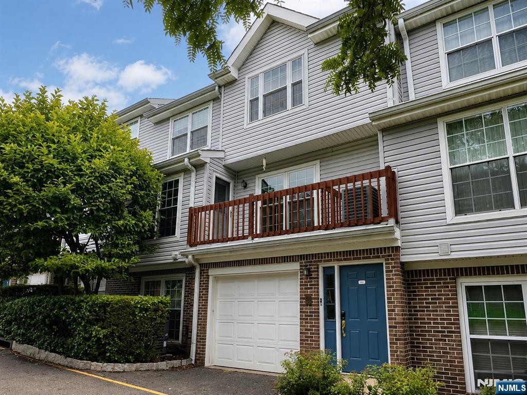 555 Ridge Lane Fort Lee, NJ 07024 - Photo 3 of 42