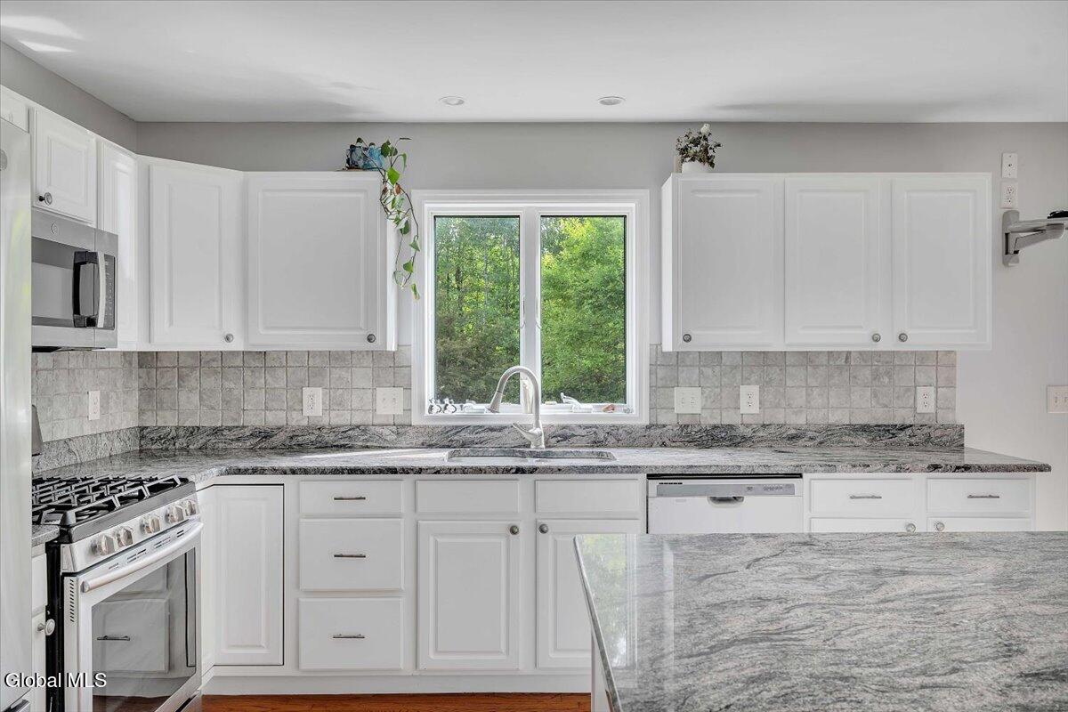 727 Riverview Road Rexford, NY 12148 - Photo 8 of 47 14-P1473326