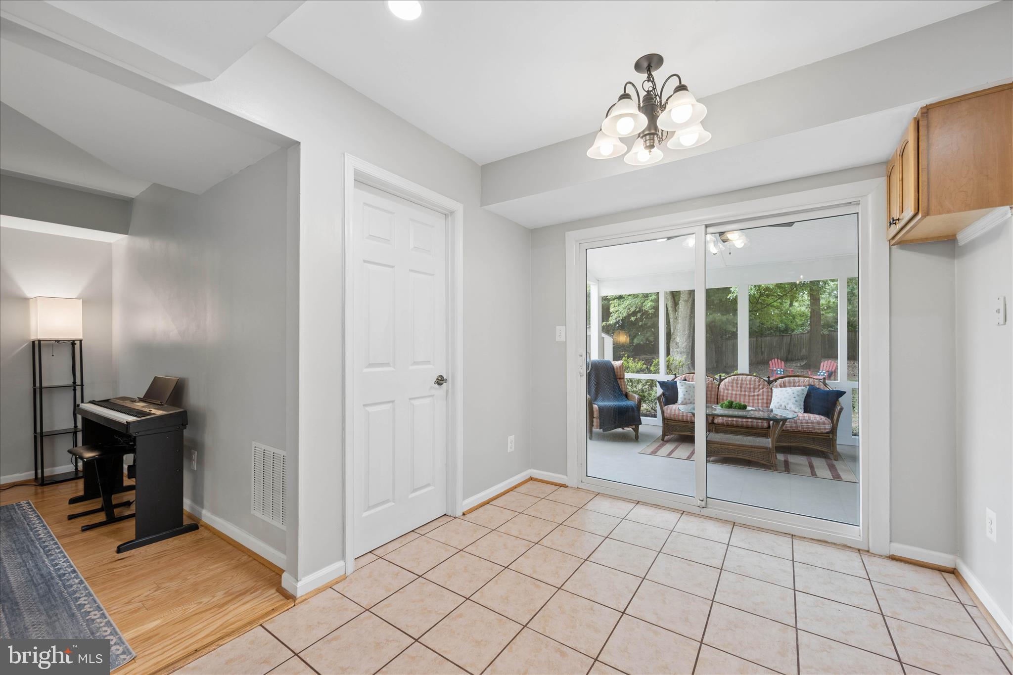 19804 Westerly Avenue Poolesville, MD 20837 - Photo 19 of 60 Breakfast Area