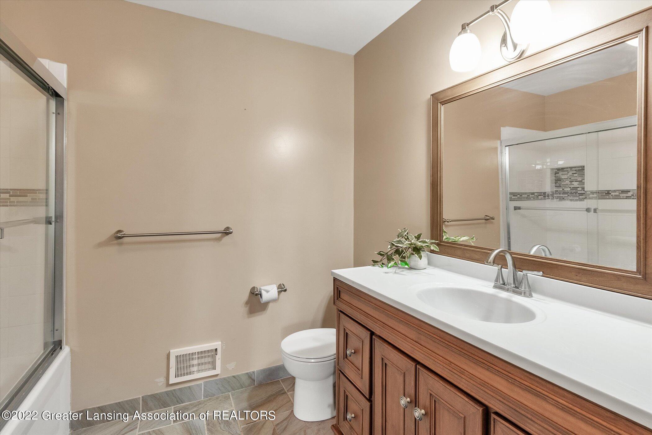 3400 Tecumseh River Road Lansing, MI 48906 - Photo 17 of 37 Full bathroom