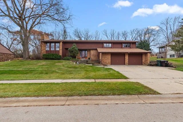 $555,000 | 727 Browning Circle, Oconomowoc, WI 53066