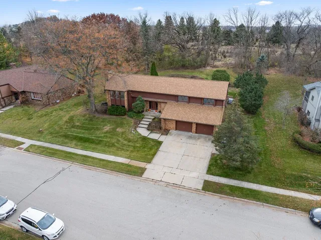 $555,000 | 727 Browning Circle, Oconomowoc, WI 53066