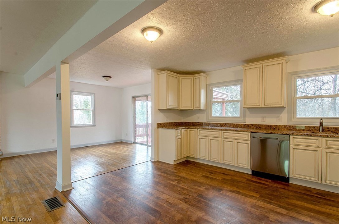 1723 South Green Road Cleveland, OH 44121 - Photo 5 of 33