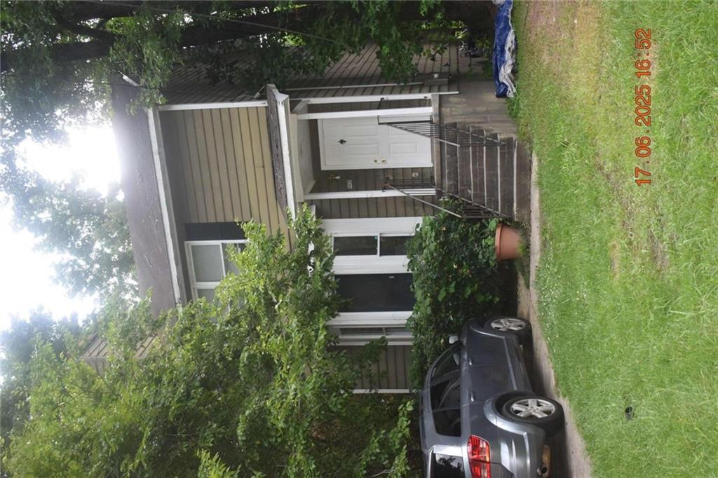 a view of a house with backyard