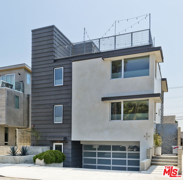 806 Brooks Avenue Venice, CA 90291 - Photo 1 of 29 a front view of a house with a yard