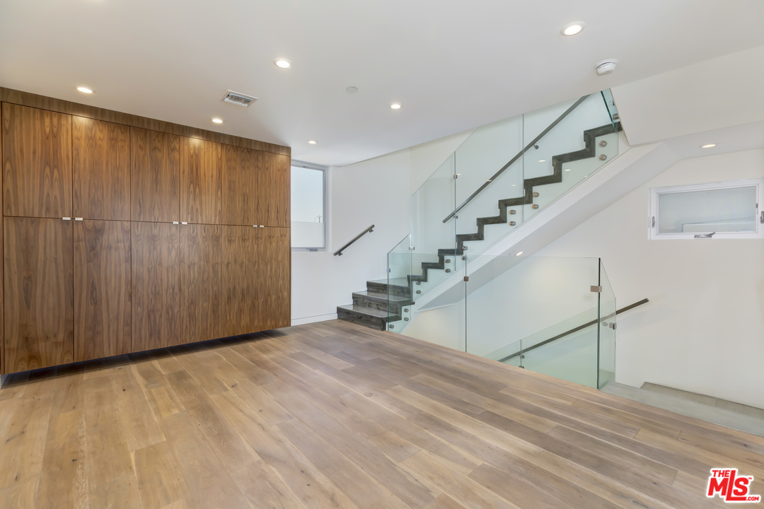 806 Brooks Avenue Venice, CA 90291 - Photo 11 of 29 a view of entryway and hall with wooden floor
