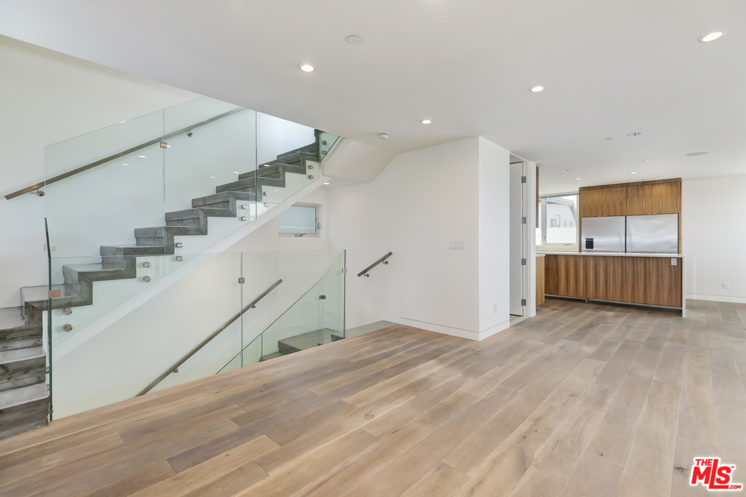 806 Brooks Avenue Venice, CA 90291 - Photo 12 of 29 a view of entryway and hall